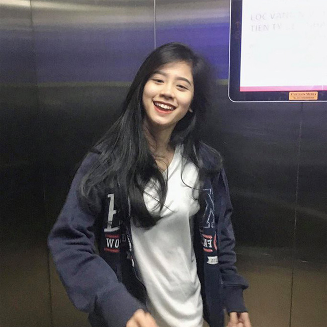 Hàn Hải Hằng (sinh năm 1999, quê Thanh Hóa) được dân mạng biết đến vào tháng 8/2018 nhờ bức ảnh chụp lén trong thang máy. 