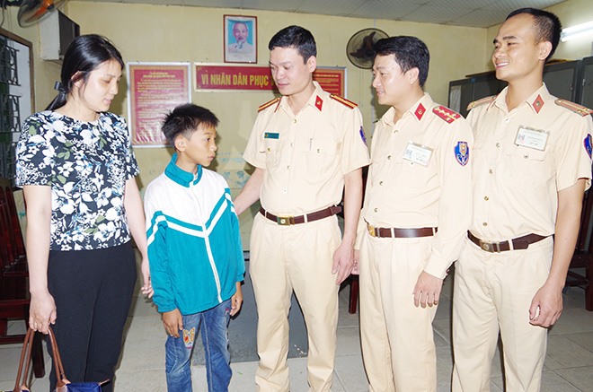 Bé trai 11 tuổi đạp xe từ Nam Định lên Hà Nội tìm mẹ bị lạc được CSGT giúp đỡ - 1