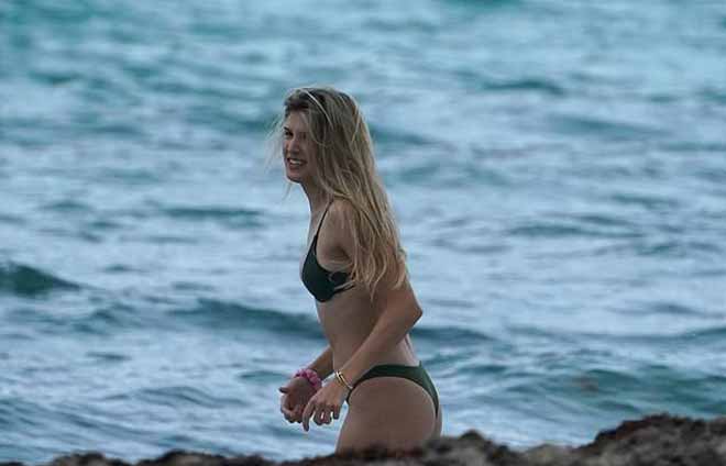 Hoa hậu tennis Eugenie Bouchard “thả dáng” với bikini bé xíu - 3