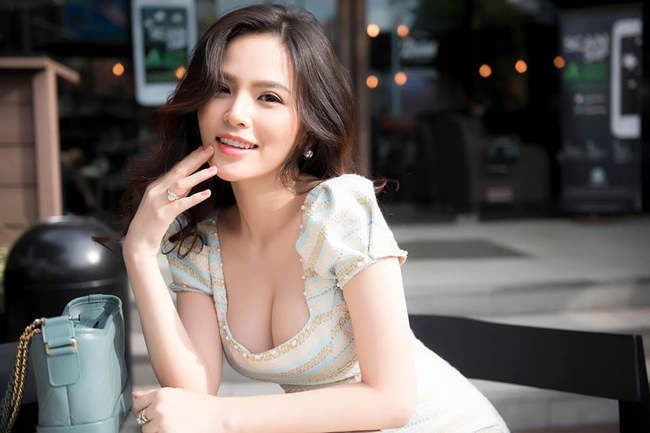 Thế nhưng, sức hút lớn hơn cả ở Huyền Trang có lẽ là dung nhan nóng bỏng.&nbsp;