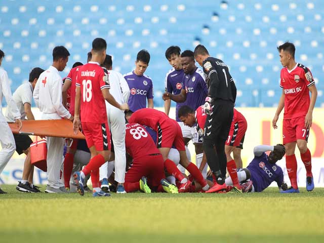 Rực lửa V-League: Sao Bình Dương va chạm kinh hoàng, vào viện cấp cứu