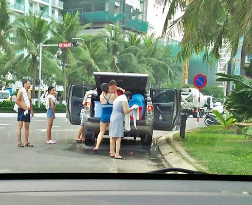 Làm rõ, xử lý du khách đỗ ô tô, tắm tráng giữa đường ở Đà Nẵng - 1