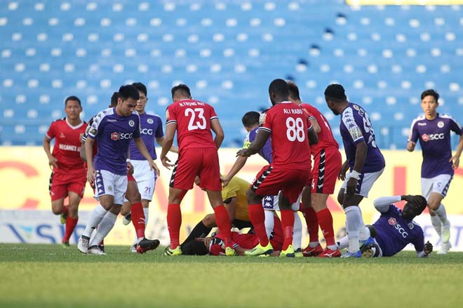 Nóng ở V-League: Sao Bình Dương va chạm kinh hoàng, vào viện cấp cứu - 4