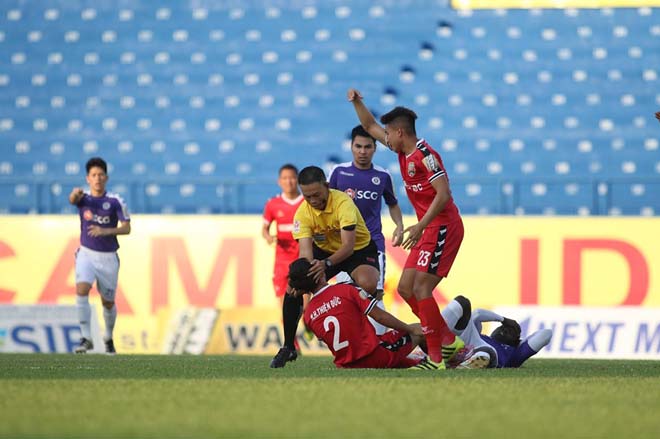 Nóng ở V-League: Sao Bình Dương va chạm kinh hoàng, vào viện cấp cứu - 3