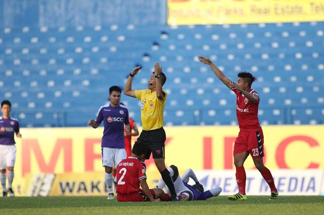 Nóng ở V-League: Sao Bình Dương va chạm kinh hoàng, vào viện cấp cứu - 2