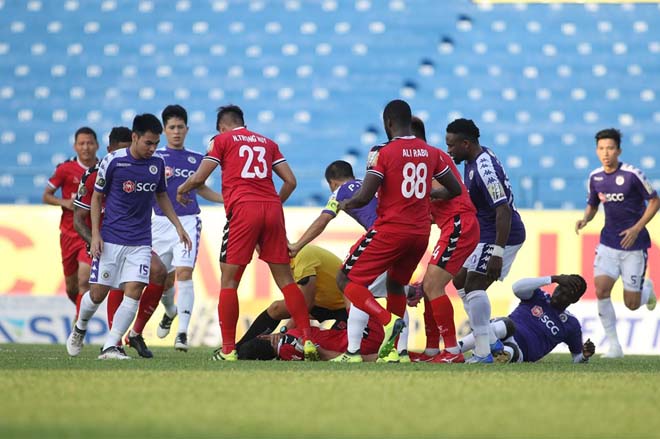 Nóng ở V-League: Sao Bình Dương va chạm kinh hoàng, vào viện cấp cứu - 6