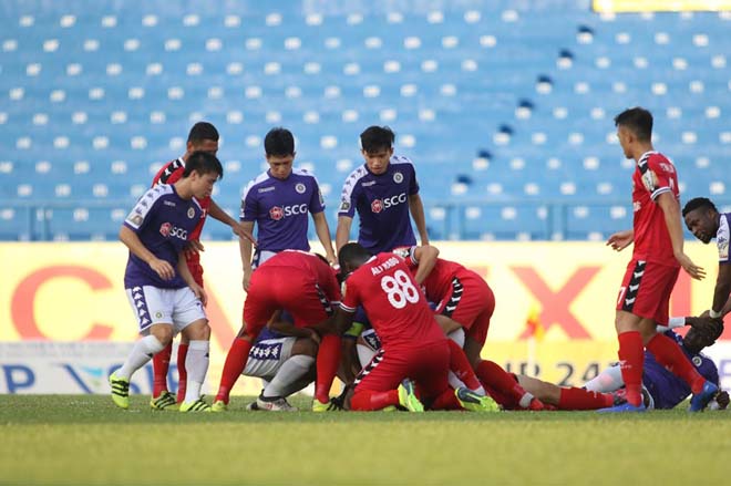 Nóng ở V-League: Sao Bình Dương va chạm kinh hoàng, vào viện cấp cứu - 7