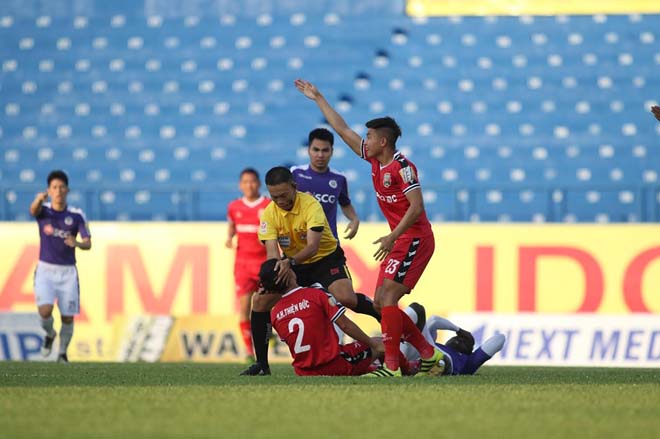 Nóng ở V-League: Sao Bình Dương va chạm kinh hoàng, vào viện cấp cứu - 9