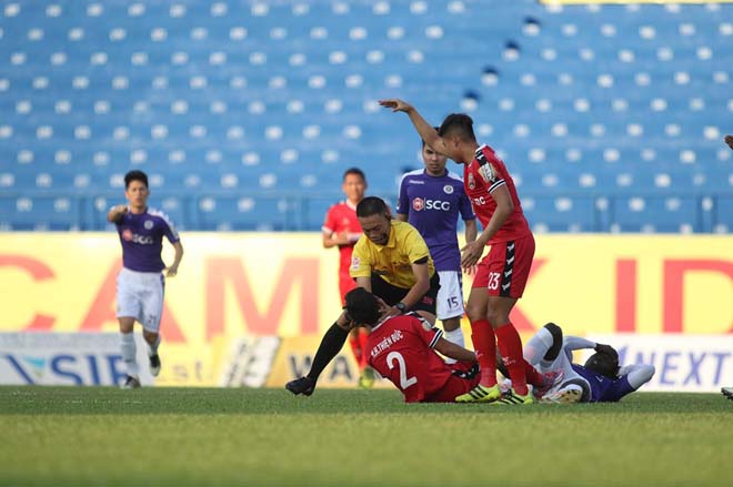 Nóng ở V-League: Sao Bình Dương va chạm kinh hoàng, vào viện cấp cứu - 10