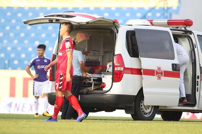 Nóng ở V-League: Sao Bình Dương va chạm kinh hoàng, vào viện cấp cứu - 11