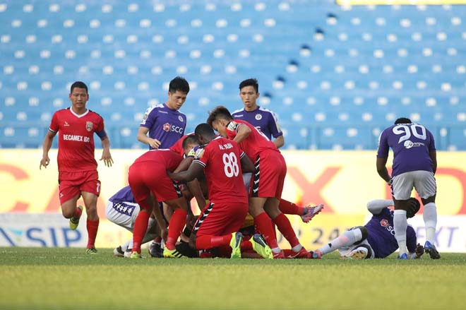 Nóng ở V-League: Sao Bình Dương va chạm kinh hoàng, vào viện cấp cứu - 13