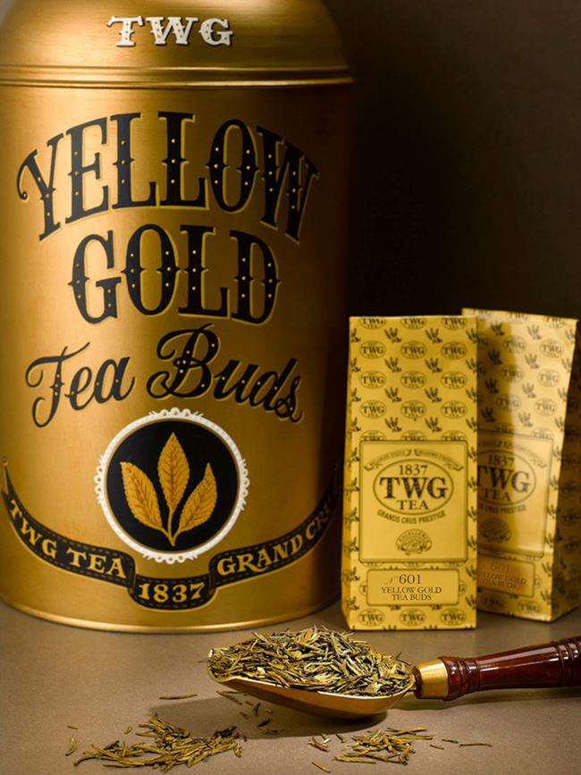 Trà TWG Yellow Gold Tea Buds có giá 3.000 USD &#40;64 triệu đồng&#41; cho 100g. Búp trà được thu hoạch bằng kéo vàng, sau đó được phủ lớp vàng 24 karat bên ngoài.