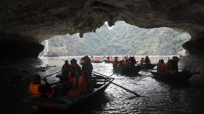 Vịnh Hạ Long, Việt Nam: Là một trong những kỳ quan thiên nhiên hấp dẫn nhất Đông Nam Á, Vịnh Hạ Long có 1.969 hòn đảo đá vôi nằm giữa biển xanh và lặng sóng.