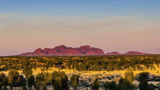 Kata Tjuta, Australia: Đây là nơi sinh sống của người Anangu hơn 22.000 năm và nó được coi là vùng đất linh thiêng nhất theo văn hóa người bản địa.