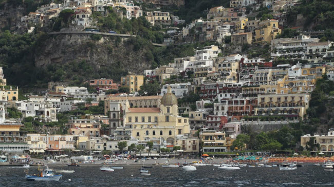 Positano, Italia: Một trong những ngôi làng đẹp nhất ở châu Âu, Positano nổi tiếng với các nhà hàng sát biển, nhà thờ cổ và các cửa hàng nhỏ.