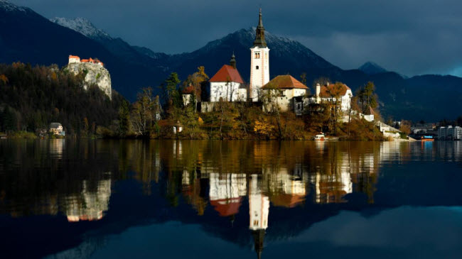 Hồ Bled, Slovenia: Hồ Bled nằm dưới chân núi Julian Alps và được là một trong những điểm bơi và đi bộ đường trường hấp dẫn nhất châu Âu.
