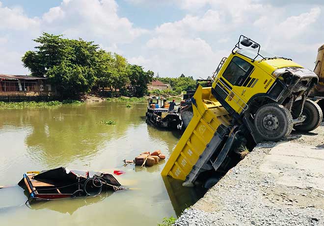 Nóng 24h qua: Thực hư thông tin ngư dân Sầm Sơn xẻ thịt cá voi nhám quý hiếm nặng gần 1 tấn - 2