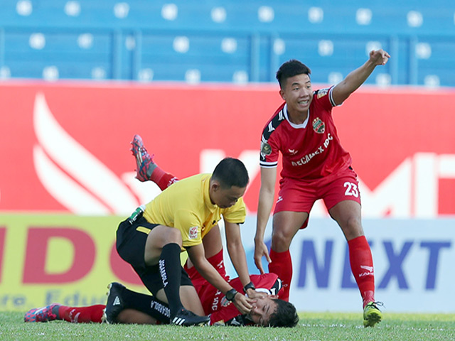 Trọng tài nhanh tay cứu cầu thủ V-League nuốt lưỡi: Tiết lộ bất ngờ