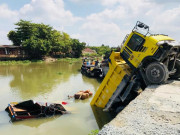 Tin tức trong ngày - Tai nạn hi hữu: Xe ben chở đá rơi xuống sông trúng ghe bán hàng