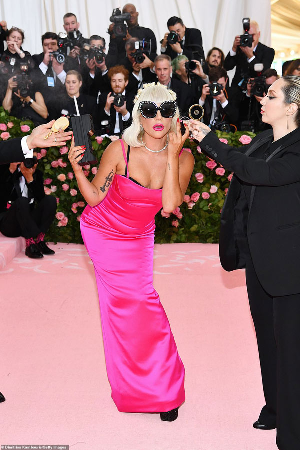 Lady Gaga &#34;chơi lớn&#34; 3 lần lột váy tại thảm đỏ Met Gala - 5