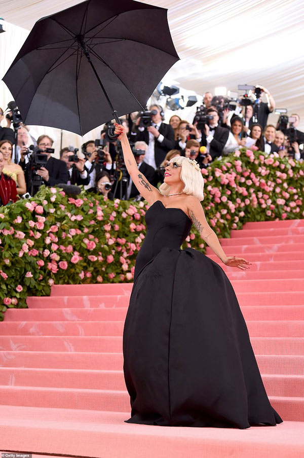 Lady Gaga &#34;chơi lớn&#34; 3 lần lột váy tại thảm đỏ Met Gala - 3