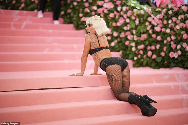 Lady Gaga &#34;chơi lớn&#34; 3 lần lột váy tại thảm đỏ Met Gala - 10