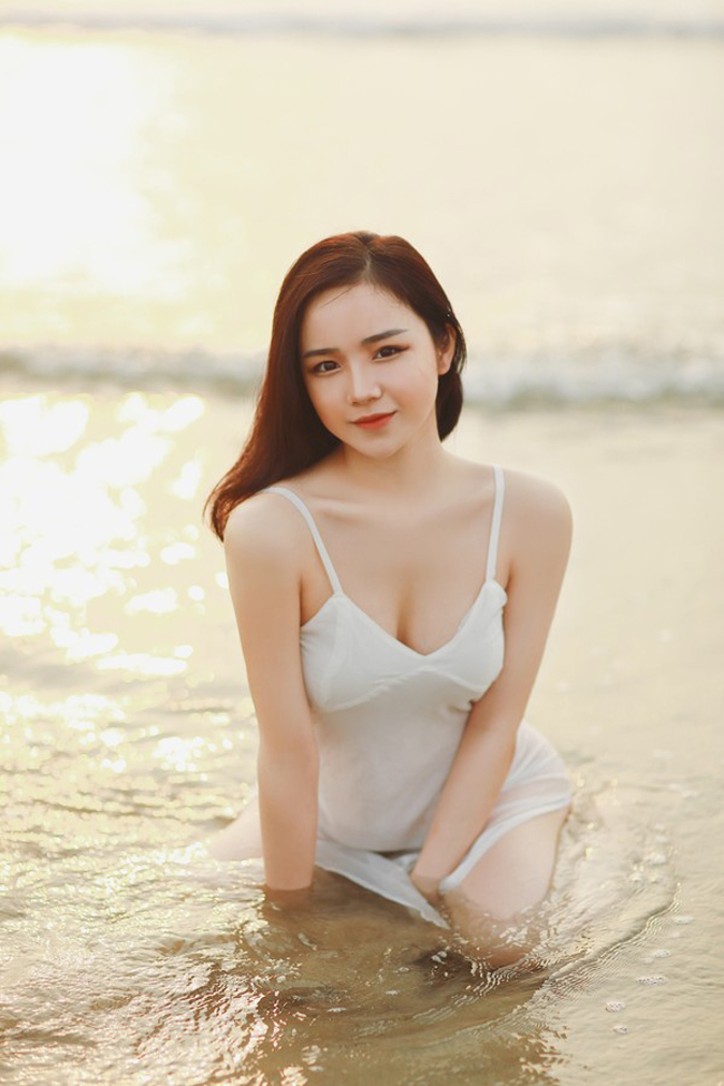 Cùng với đó, hot girl Thủy Tiên đã chính thức đưa ra nghệ danh mới là Nhã Tiên.