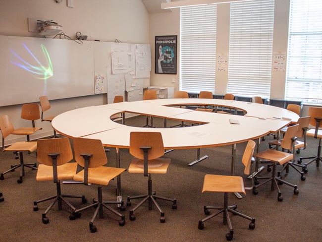 Tại phòng học, không có bàn ghế riêng lẻ cho học sinh. Các bàn ghế được xếp như hội thảo thường thấy ở trường đại học.