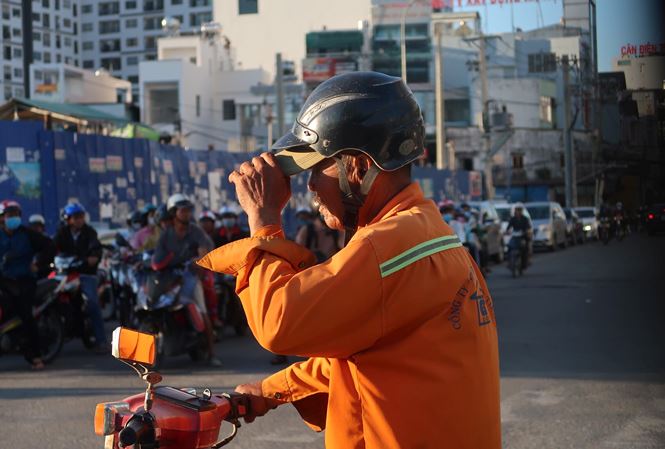 Bác sĩ khuyến cáo nên làm những điều này để tránh mắt bị ảnh hưởng do trời nắng - 1