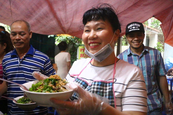 Công chúa kế vị Thụy Điển dùng bữa trưa tại quán cóc Hà Nội - 7