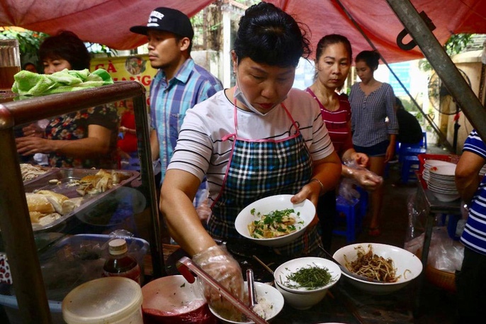 Công chúa kế vị Thụy Điển dùng bữa trưa tại quán cóc Hà Nội - 8