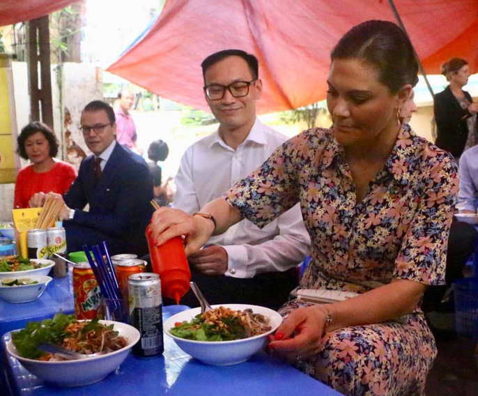 Công chúa kế vị Thụy Điển dùng bữa trưa tại quán cóc Hà Nội - 9