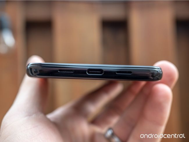 Cả hai điện thoại đều không có notch trên màn hình trước gây khó chịu, và đặc biệt là chúng đều có jack cắm tai nghe 3.5 mm.&nbsp;Máy sử dụng pin 3.000 mAh hỗ trợ sạc nhanh 18W với chuẩn USB Power Delivery.