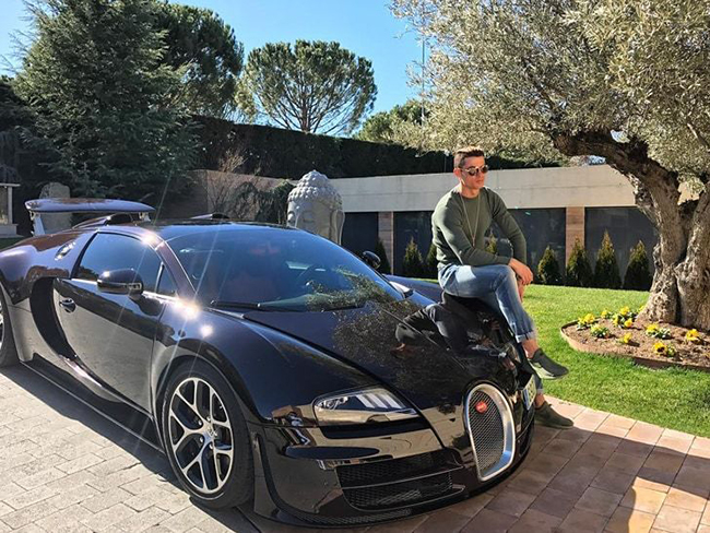 Ronaldo có sự hợp tác chặt chẽ với hãng Bugatti và được cho là một fan của hãng xe này. Đây là chiếc Bugatti Veyron Grand Vitesse 16.4 anh mua năm 2017.
