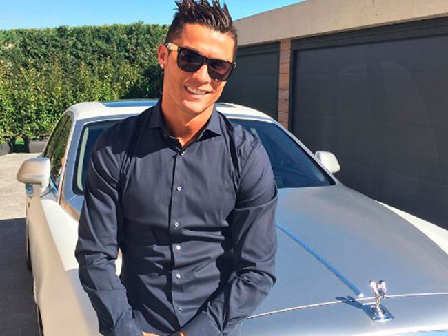 Chiếc Rolls Royce Ghost này của Ronaldo được xem là một loại xe biểu tượng cho giới giàu có thích chơi xe tao nhã, với giá xe vào khoảng 280.000 euro.
