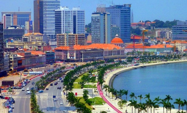 GDP của Angola là 121 tỷ USD. Trong đó một nửa đến từ xuất khẩu dầu, chiếm 90% xuất khẩu của đất nước này.