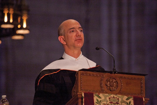 Jeff Bezos có bằng cử nhân đại học Princeton. Ông kiếm được 149.353 USD/phút - số liệu do Business Insider đưa ra năm 2018.