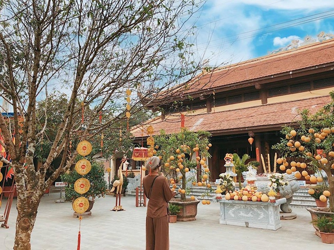 Quế Vân mặc áo Phật tử, thành tâm đi lễ chùa.