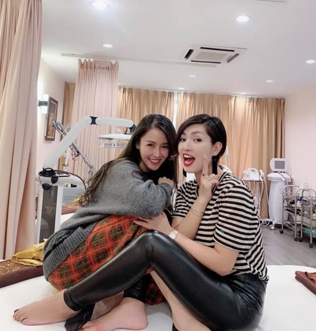 Quế Vân và ca sĩ Hồng Nhung vui vẻ tạo dáng tại trung tâm thẩm mỹ nha khoa do cô và diễn viên Việt Anh cùng hợp tác kinh doanh làm ăn chung.