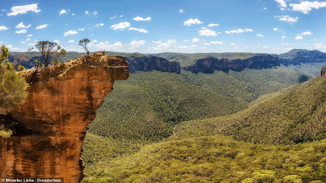Hanging Rock, Australia: Vách đá treo được hình thành bởi quá trình kiến tạo địa chất bất bình thường ở thung lũng Grose và rặng núi Xanh – Blue Mountains tại bang New South Wales, Australia.
