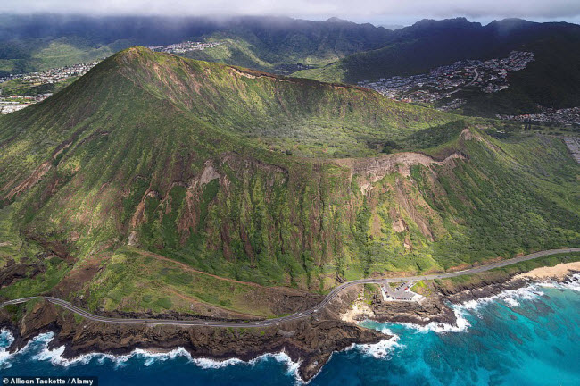 Đỉnh Kim Cương, Hawaii: &nbsp;Miệng núi lửa này được hình thành bởi quá trình phun trào của núi lửa Ko&#39;olau cách đây 400.000 đến 500.000 năm. Ko&#39;olau là một trong số 17 núi lửa tạo thành quần đảo Hawaii.