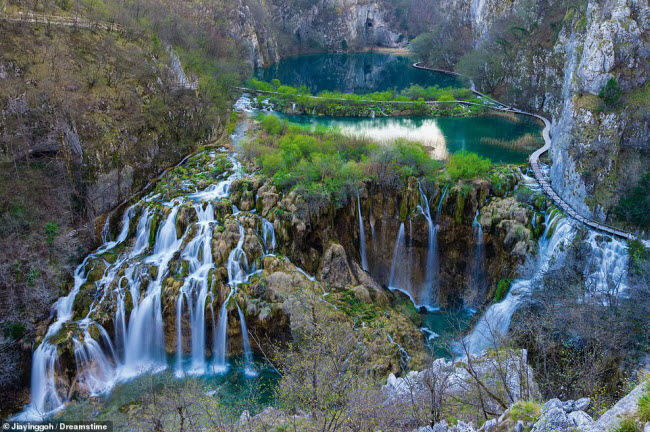 Vườn quốc gia Hồ Plitvice, Croatia: Khu bảo tồn này nổi tiếng với 16 hồ nước được liên kết với nhau bằng hệ thống thác bậc thang tự nhiên. Nơi đây cũng là môi trường sống của các loài động vật hoang dã như gấu nâu, sói và linh miêu.