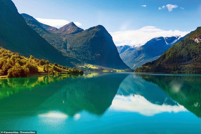 Geiranger, Na Uy: Vịnh Geiranger có phong cảnh rất kỳ vĩ, với các thung lũng hình chữ U được tạo nên bởi sông băng và sóng biển.