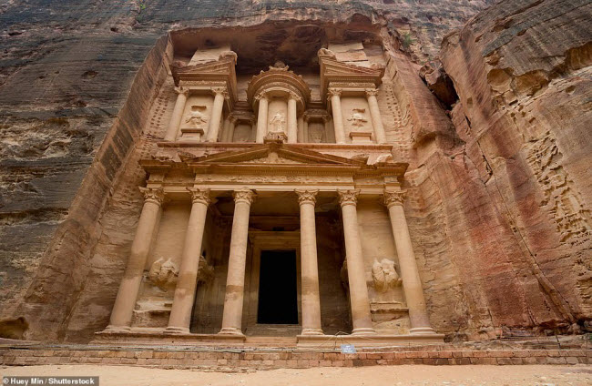 Đền Al-Khazneh, Jordan: Công trình thực chất là lăng mộ cho nhà vua Aretas IV của người Nabatean. Mặc dù các bức tượng bên ngoài bị xói mòn bởi mưa và gió, du khách có thể&nbsp; chiêm ngưỡng tượng 4 con chim đại bàng còn khá nguyên vẹn ở đây.