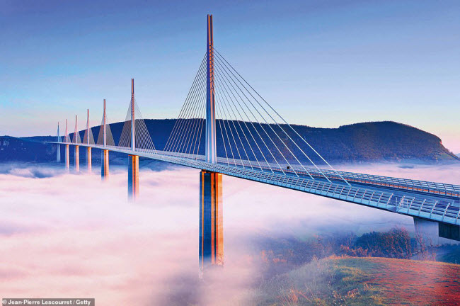 Cầu Millau Viaduct, Pháp: Với chiều cao 343m, Millau Viaduct là cây cầu cao nhất trên thế giới. Mặt cầu được giữ bằng những dây cáp giăng từ 7 trụ bê tông khổng lồ.