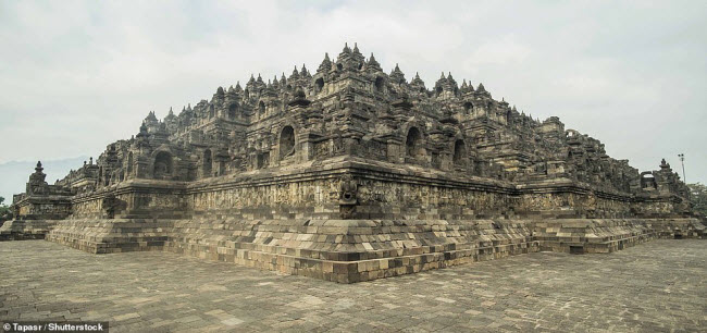 Borobudur, &nbsp;Indonesia: Ngôi đền đạo Phật lớn nhất thế giới được xây dựng vào thế kỷ thứ 9. Công trình này có 9 tầng, xếp chồng lên nhau bao gồm 6 vuông, 3 tròn và trên cùng là một mái tròn.