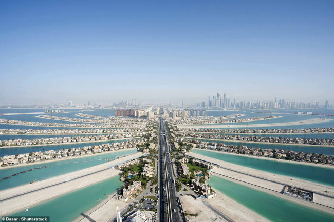 Đảo nhân tạo Palm Jumeirah, Dubai: Hòn đảo nhân tạo lớn nhất thế giới bắt đầu được xây dựng từ năm 2001 và kéo dài trong 6 năm. Nó có hình giống một cây cọ với một hòn đảo hình lưỡi liềm bao quanh có vai trò như đê chắn sóng. Nơi đây có 28 khách sạn và 4.500 nhà dân.