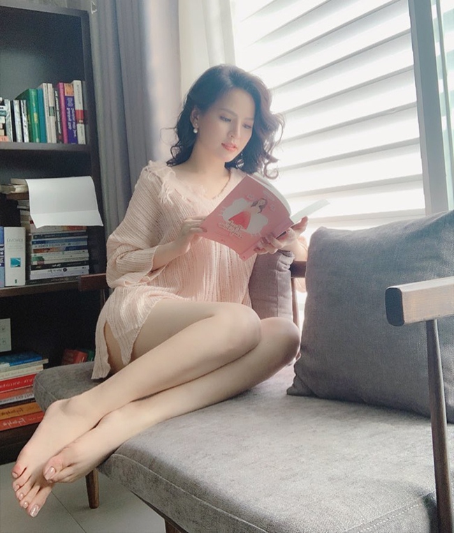 Góc đọc sách trong nhà là nơi giúp cô giải tỏa stress sau những ngày làm việc căng thẳng.