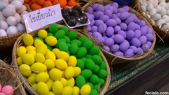 8. Trứng có nhiều màu sắc khác nhau như xanh lá cây, tím, hồng, xanh và đen...