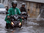 Tin tức trong ngày - Mưa “chớp mắt”, nhiều tuyến đường ở Sài Gòn ngập như sông